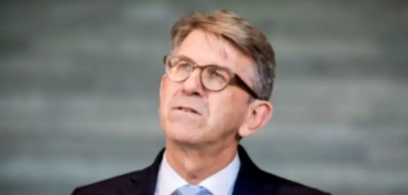 Buchhandlungspreis-Skandal: Weimer mit Täuschungsvorwürfen konfrontiert - Linke fordert Rücktritt