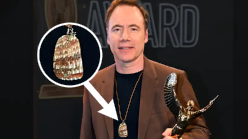 Bully Herbig enthüllt Geheimnis seines Apachen-Amuletts bei Jupiter Award-Verleihung