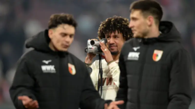 Bundesliga-Star tauscht Fußball gegen Kamera: Ungewöhnliche Aktion von Augsburgs Massengo