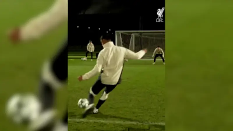 Bundesliga-Trainer überrascht: Plötzlich im Trikot von Liverpool aktiv