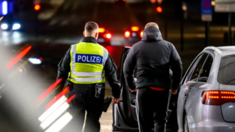 Bundespolizei beschlagnahmt 2.800 Euro bei Grenzkontrolle - Polnischer Fahrer wegen Betrugs vorbelastet