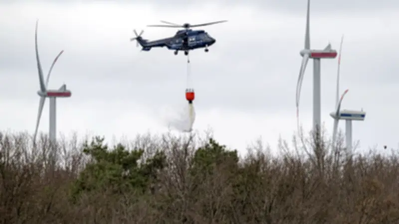 Bundespolizei übt Löschflüge: Hubschrauber setzen 2000-Liter-Behälter bei Waldbrandsimulation ein