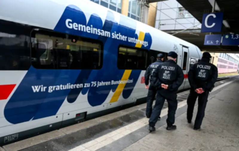 Bundespolizei feiert 75. Geburtstag mit speziell gestalteten ICE und Straßenbahn in Potsdam