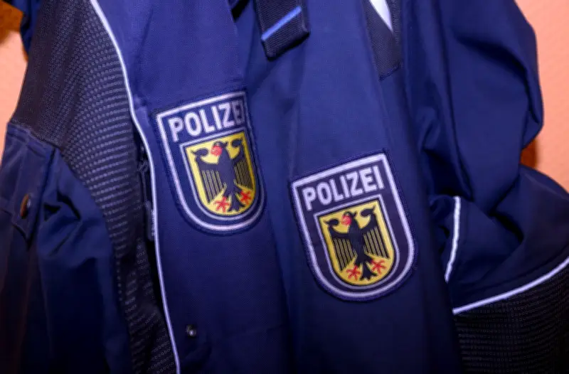 Bundespolizei stoppt Männer mit Waffenarsenal und Bargeld bei Grenzkontrolle