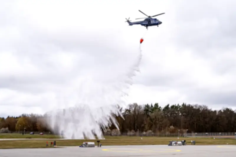 Bundespolizei trainiert präzisen Wasserabwurf für Waldbrand-Einsätze in Brandenburg