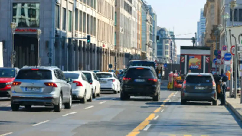 Bundesrat blockiert Leipziger Straße: Tote Baustelle verursacht sechs Jahre Dauerstau