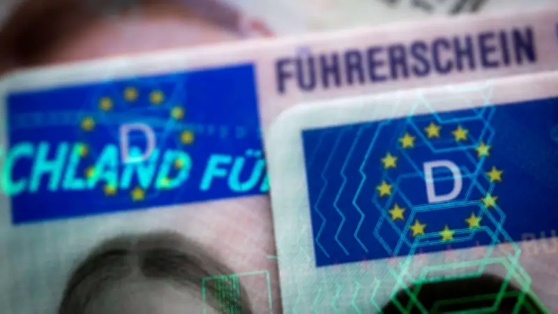 Bundestag beschließt digitalen Führerschein: Bald reicht das Smartphone bei Kontrollen