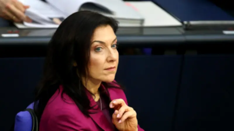 Bundestag debattiert über "Einmal-rauf-Regel" gegen explodierende Spritpreise