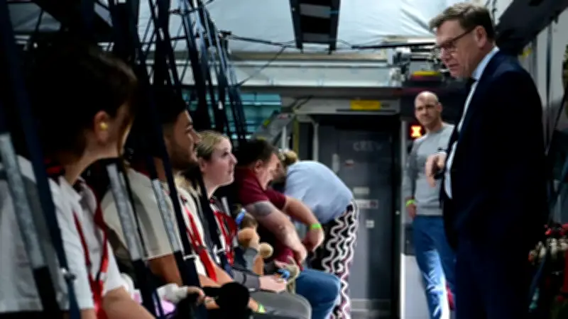 Bundeswehr fliegt gestrandete Deutsche aus: Außenminister Wadephul bringt Familien mit A400M in Sicherheit