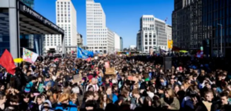 Bundesweite Schülerproteste: Zehntausende demonstrieren gegen Wehrdienst und kritisieren Merz