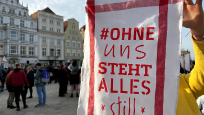 Bundesweiter Frauenstreik: „Ohne uns steht alles still“ – Rostocker Protest gegen strukturelle Ungleichheit