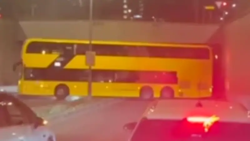 BVG-Bus in Berlin-Wilmersdorf: Irres Wendemanöver vor Tunnel endet mit Kollisionen