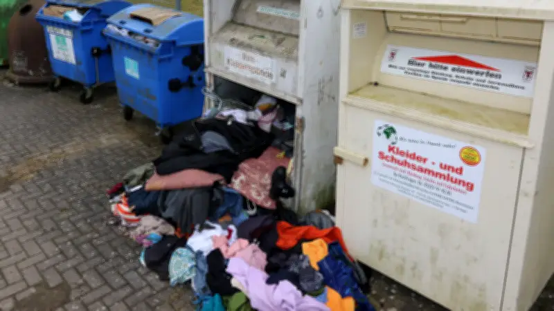 Chaos an Recyclingplätzen in Vorpommern: Altkleiderentsorgung droht zu kollabieren