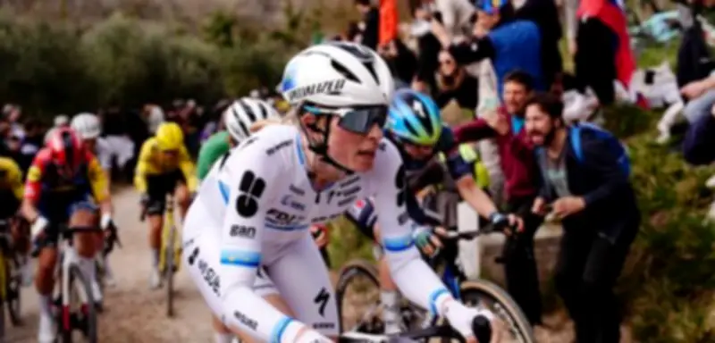 Chaotisches Finale bei Strade Bianche: Favoritinnen verfahren sich – Koch jubelt über Podium