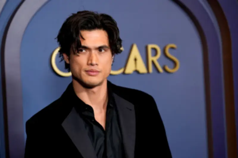 Charles Melton ist Vater geworden: Herzergreifende Familienfotos auf Instagram