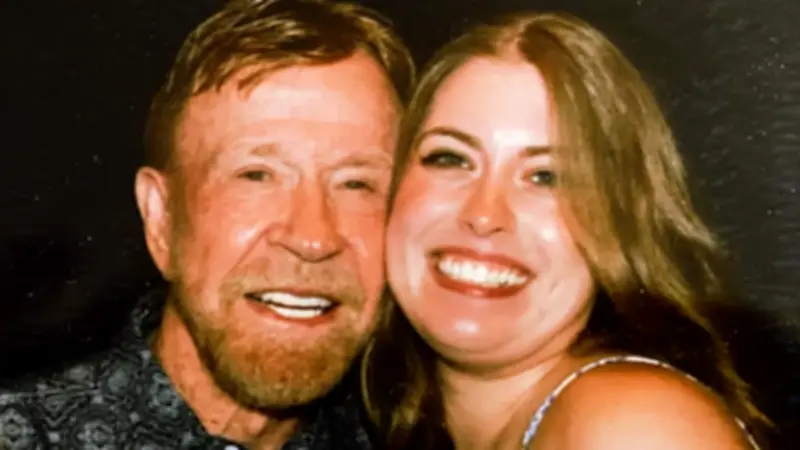 Chuck Norris' Tochter veröffentlicht rührenden Abschiedsbrief an ihren verstorbenen Vater