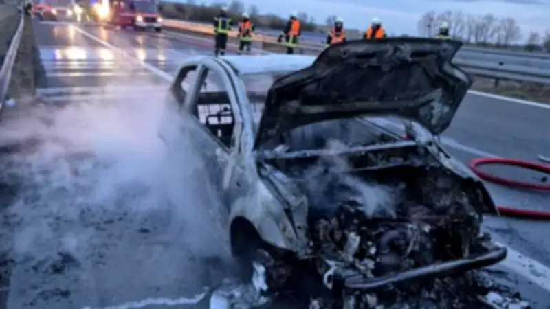 Citroën auf A20 bei Pasewalk komplett ausgebrannt: Fahrerin versuchte vergebens zu löschen
