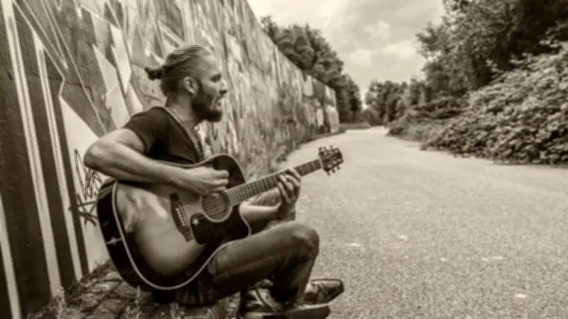 Colbinger rockt Annenwalde: Rockpoet mit Lyrik-Abend im Landgasthof