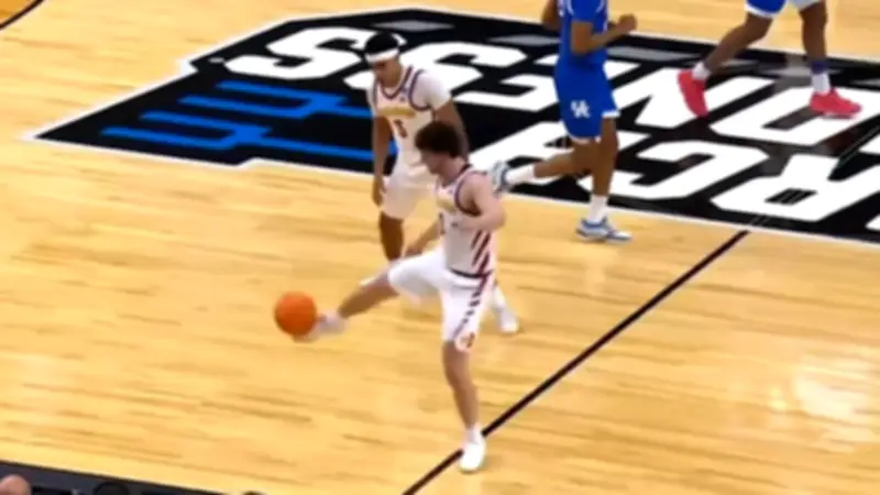 College-Basketball: Frustausbruch! Nate Heise kickt Ball ins Publikum