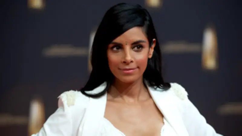 Collien Fernandes entfernt Ulmen-Tattoo in Doku: Symbolischer Neustart nach schweren Vorwürfen