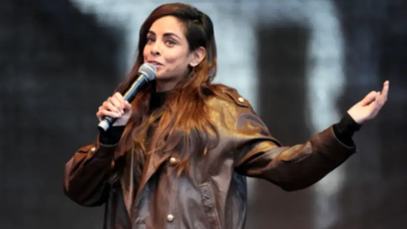 Collien Fernandes kehrt mit Polizeischutz auf Bühne zurück und erhebt neue Vorwürfe