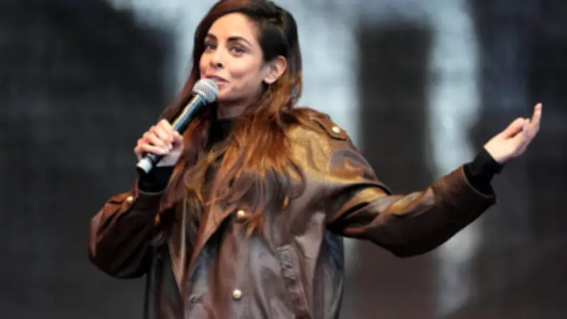 Collien Fernandes trotzt Morddrohungen: Mutige Rede bei Demo gegen sexualisierte Gewalt in Hamburg