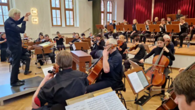 „Come together“-Konzert in Prenzlau vereint 50 Profi- und Laienmusiker zu bewegendem Orchestererlebnis