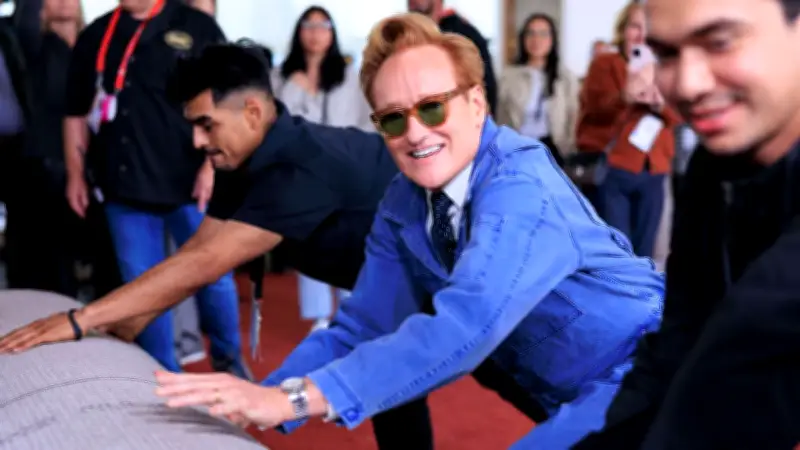 Conan O'Brien packt persönlich an: Oscar-Teppich vor Dolby Theatre wird ausgerollt