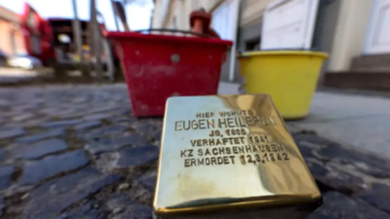 Cottbus setzt 100. Stolperstein: Gedenken an NS-Opfer Eugen Heilbrun und Familie Kaczka