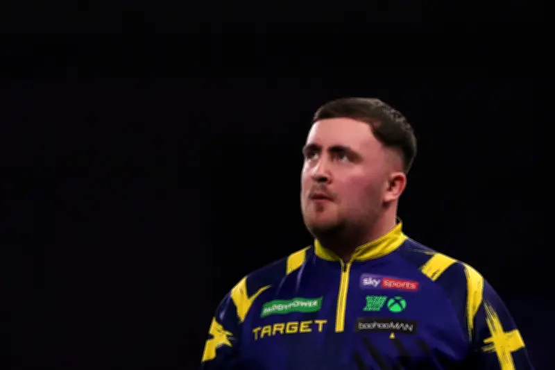 Darts-Spektakel in Berlin: Littler triumphiert vor 12.000 verkleideten Fans