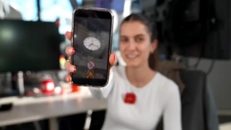 Das Geheimnis der Bahnhofsuhr: Warum der Sekundenzeiger bei 12 kurz verharrt