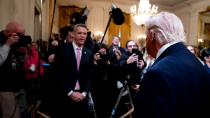 Dasha Burns analysiert: Trumps Kriegsdilemma und die wachsende Unzufriedenheit seiner Basis