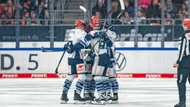 DEL-Viertelfinale komplett: Schwenningen bezwingt Wolfsburg in Overtime