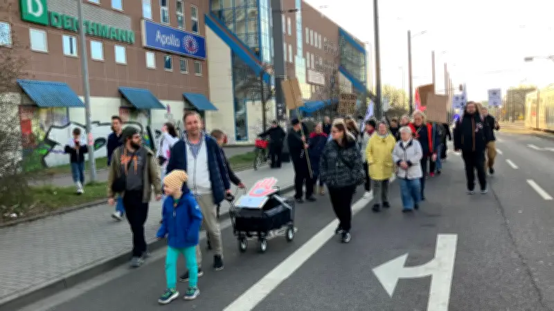Demonstranten fordern Wiedereröffnung des Südstadt Centers in Halle