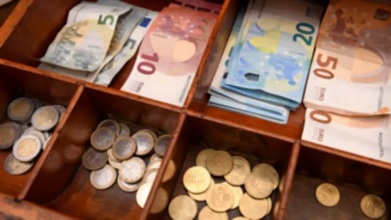 Dessau: Dreister Supermarkt-Diebstahl - Unbekannter bricht Kasse auf und erbeutet 1.000 Euro