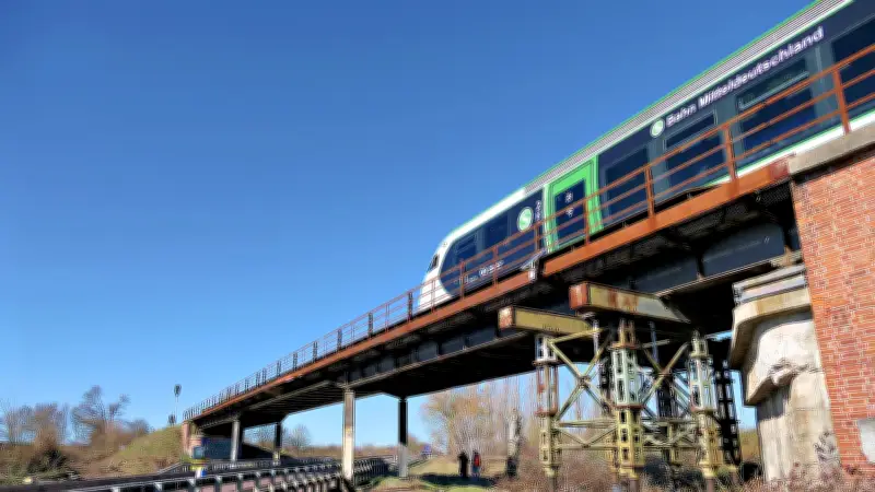 Deutsche Bahn baut marode Brücke im Geiseltal ab: S-Bahn und Landstraße gesperrt