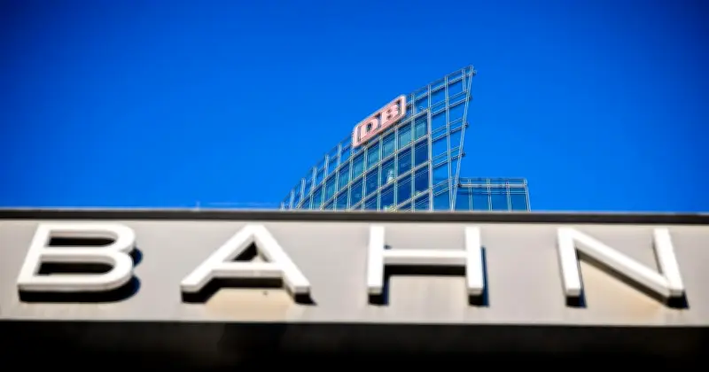 Deutsche Bahn: Milliardenverlust trotz operativer Trendwende - Abfindungen belasten