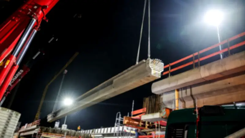 Deutschland-Premiere: Autobahnbrücke mit XXL-Fertigteilen in Rekordzeit errichtet