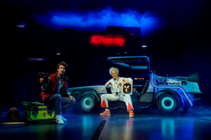 Deutschland-Premiere in Hamburg: „Zurück in die Zukunft“ begeistert als Musical