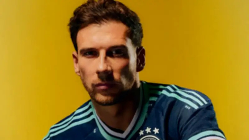 DFB präsentiert dunkelblaues WM-Auswärtstrikot mit historischem Adidas-Logo