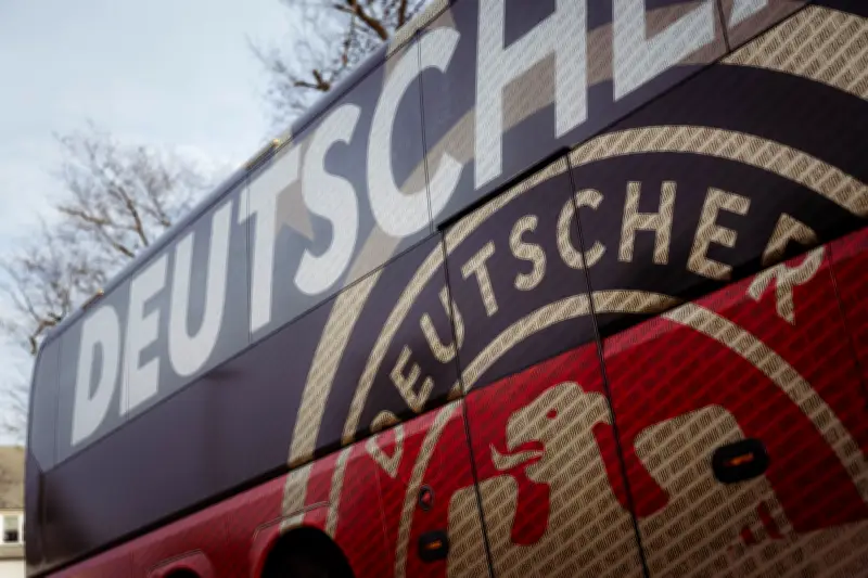 DFB-Teambus mit 5.000 Fannamen: So fahren die Fans symbolisch zur WM mit