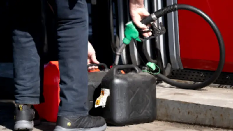 DGB fordert Sofortmaßnahmen für Pendler: Mobilitätsgeld und Übergewinnsteuer gegen Spritpreise