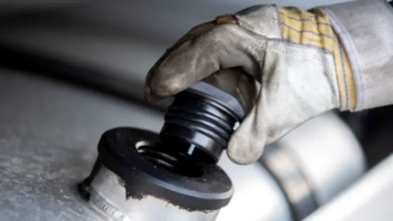 Diesel-Diebstahl im Gewerbegebiet: Täter zapfen Dutzend Firmenwagen leer