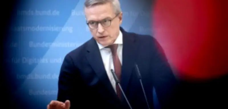 Digitalminister Wildberger warnt: KI bedroht klassische Berufe wie Programmierer und Callcenter-Agenten