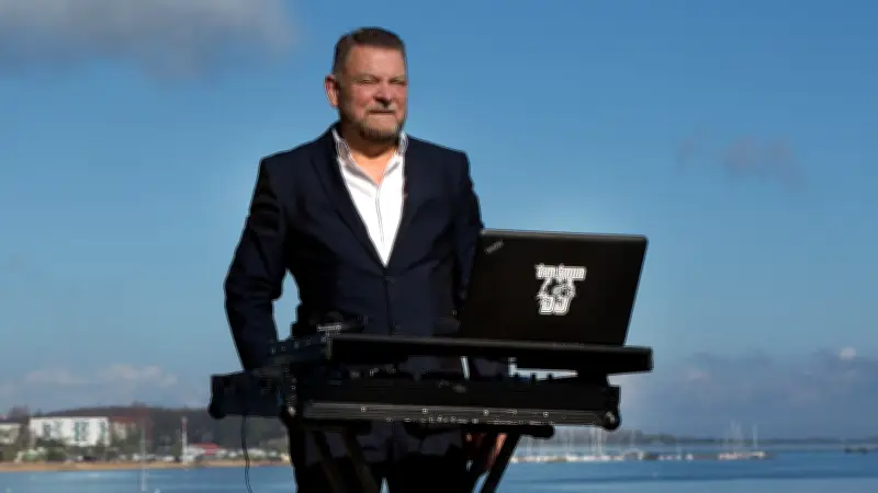 DJ-Legenden feiern Mega-Party in Wismar: Nostalgie-Hits der 80er und 90er