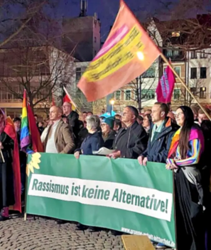 Doppel-Demo in Bitterfeld: Netzwerk und AfD demonstrieren in Rufweite auf dem Marktplatz