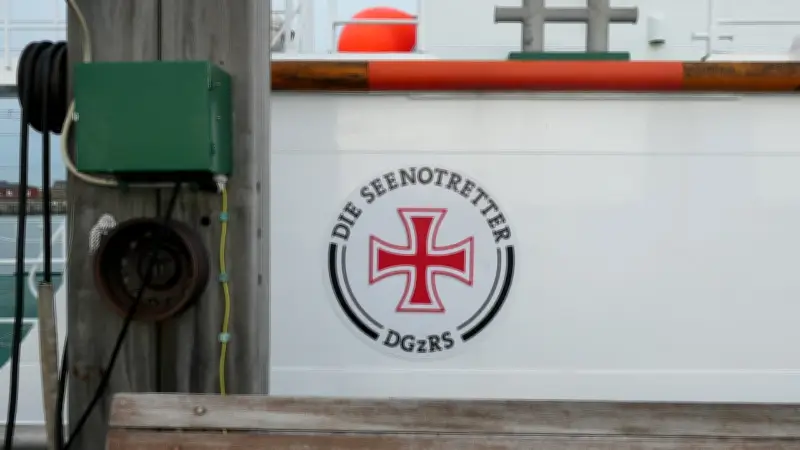 Dramatische Rettungsaktion vor Helgoland: Seenotretter und Zollbeamte bewahren allergischen Seemann