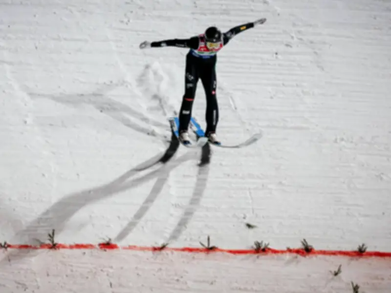 Dramatischer Horror-Sturz beim Skispringen: Italiener Campregher im Krankenhaus