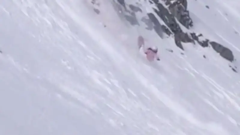 Dramatischer Sturz in China: Snowboarderin fällt in Abgrund auf gesperrter Piste