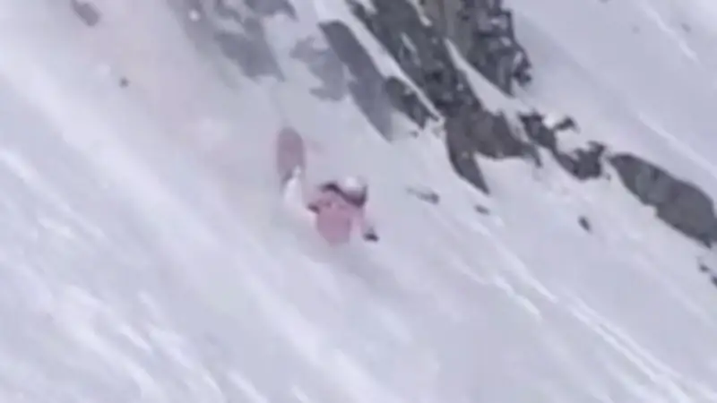 Dramatischer Sturz in China: Snowboarderin fällt von gesperrter Piste in Abgrund